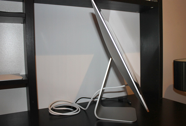 iMac с 21,5-дюймовым экраном с разрешением 4K Retina, вид сбоку