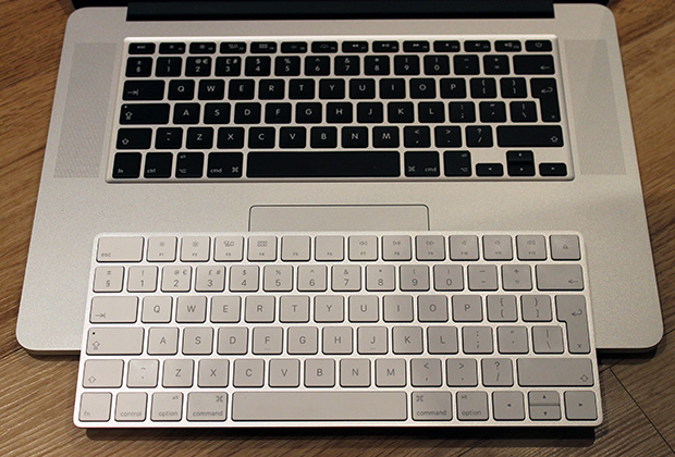 Magic Keyboard 2 на фоне клавиатуры Macbook