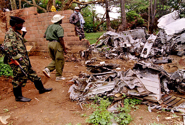 Повстанцы осматривают место крушения самолета президента Руанды Жювеналя Хабиаримана