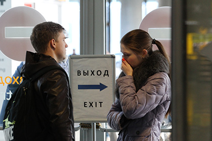 Родственники пассажиров рейса 9268 в аэропорту Пулково