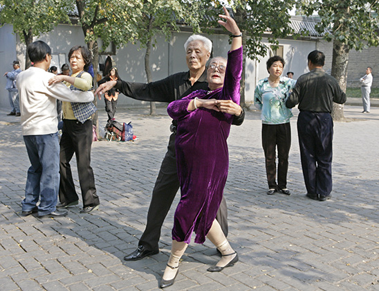 Танцы в парках - традиционное развлечение стариков в Китае