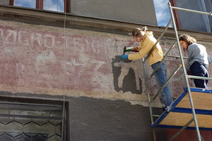 Дома с привидениями Москвичи на собственные средства реставрируют городские вывески