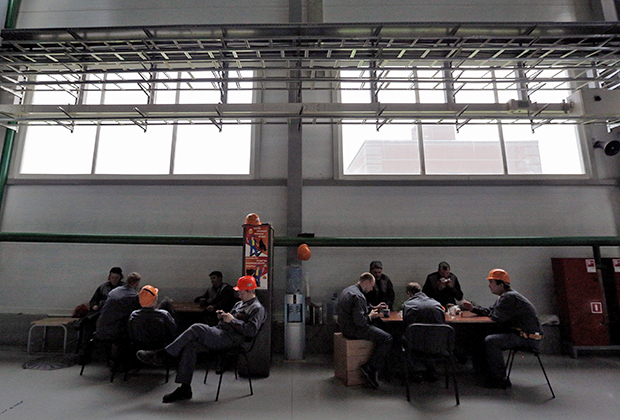 Рабочие во время перерыва на заводе «Силовые машины - Тошиба. Высоковольтные трансформаторы»