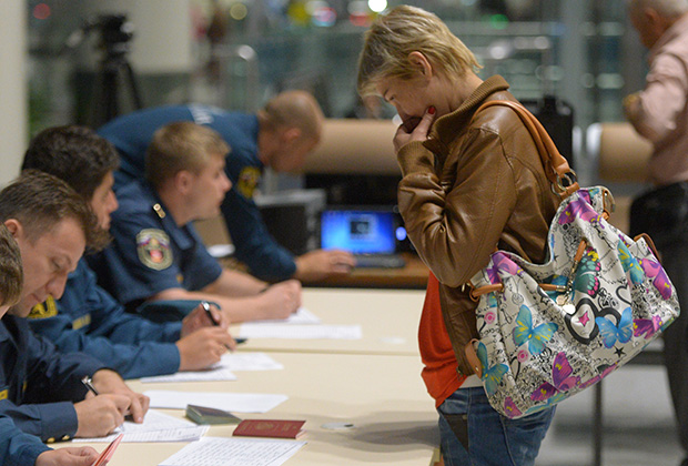 Граждане России, эвакуированные бортом МЧС России из Латакии, проходят регистрацию в московском аэропорту «Домодедово»