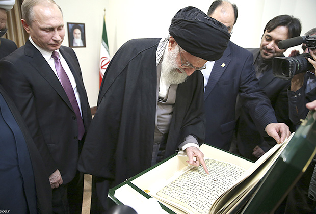 Владимир Путин подарил аятолле Али Хаменеи древний Коран