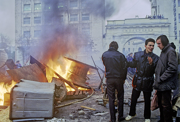 Сторонники Верховного Совета строят баррикады и жгут костры, 1993 год
