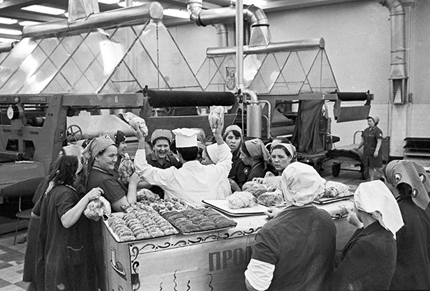 Продавец мясных полуфабрикатов передвижного магазина-кулинарии в цехе камвольного комбината, 1974 год