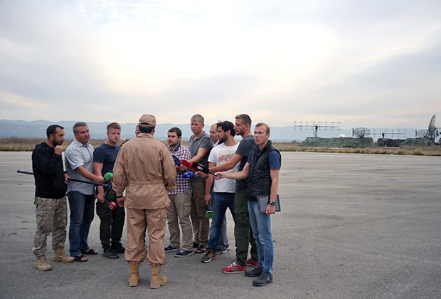 Спасенный штурман экипажа Су-24 Константин Мурахтин дает интервью на авиабазе Хмеймим