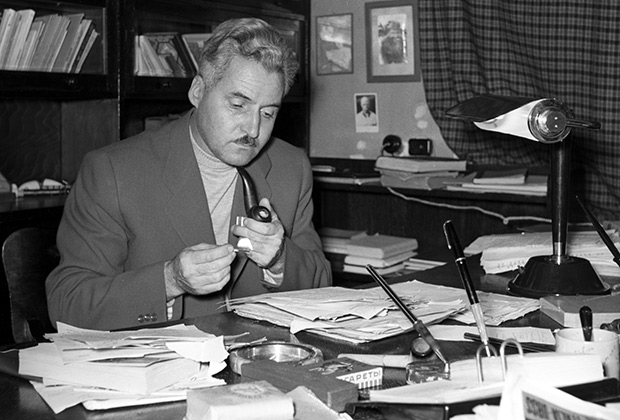 Советский писатель и общественный деятель Константин Михайлович Симонов (1915-1979) в рабочем кабинете