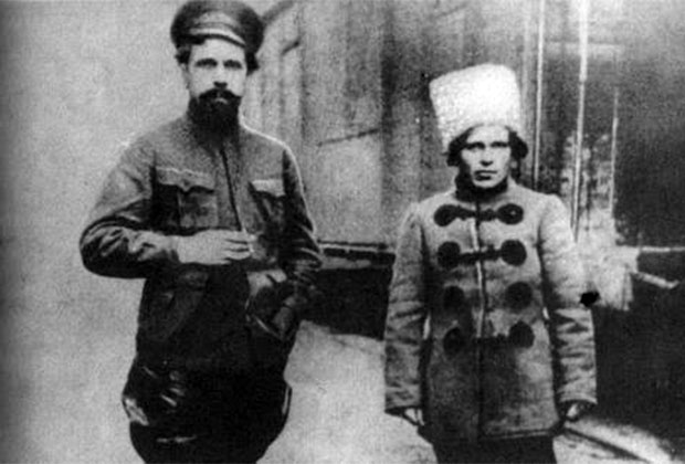 Командир Заднепровской дивизии П. Дыбенко и Нестор Махно (справа)