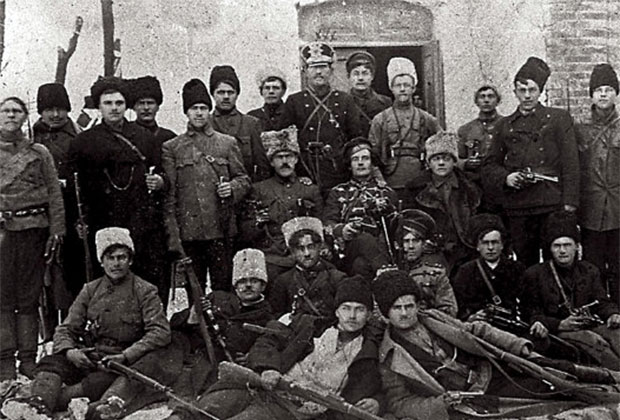 Отряд махновцев под командованием Ф. Щуся (в центре) в период борьбы с австрийско-немецкими оккупантами и гетманцами