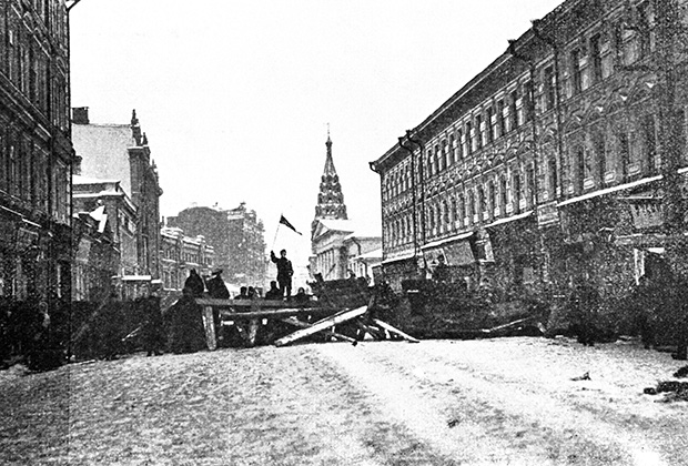 Москва, Арбат, декабрь 1905 года. Рабочие фабрики Шмидта на баррикадах во время Московского вооруженного восстания