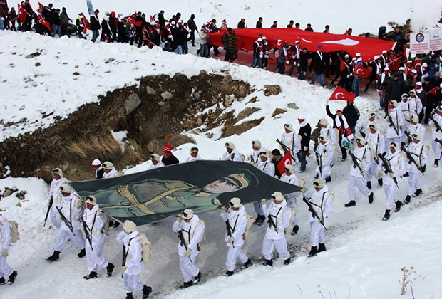 Церемония с участием «волков» в память о турецких солдатах, павших в сражении при Сарыкамыше в 1914-1915 годах 