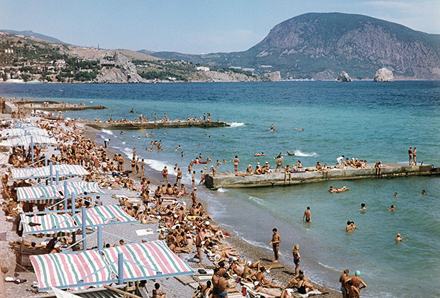 Пляж в Гурзуфе, 1982 год