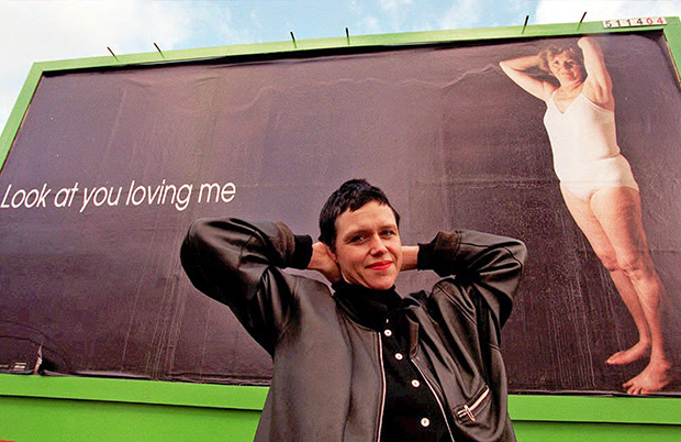 Художница немецкого происхождения Мелани Манхот борется с эйджизмом, создавая билборды с фотографиями своей 66-летней матери и размещая их в лондонской подземке.
