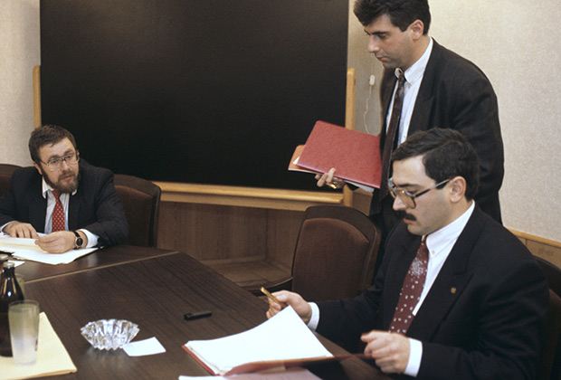 Ходорковский, Дубов (слева), Невзлин (стоит) на совещании Совета директоров «Менатепа», 1992 год