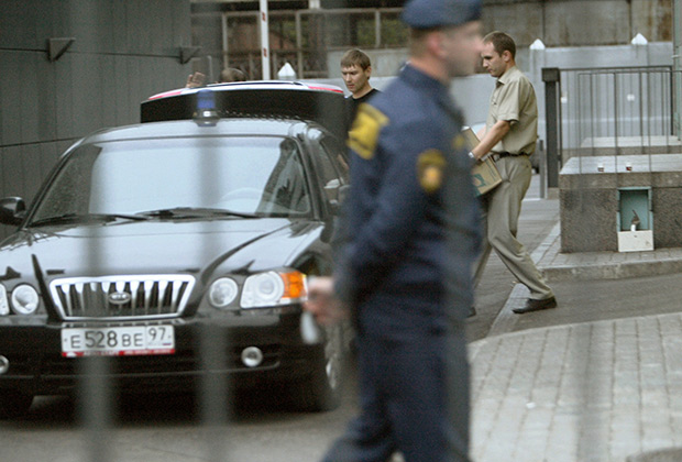 Сотрудники правоохранительных органов России выносят документы после обыска в здании центрального офиса нефтяной компании (НК) «ЮКОС»