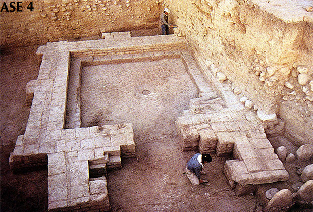 Здание VIII века до нашей эры на Кипре (Темессос), хорошо видны триглифы и прообразы будущих ионических колонн