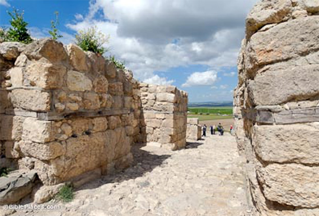 Городские ворота в Мегиддо, хорошо видно вставку из дерева между камнями