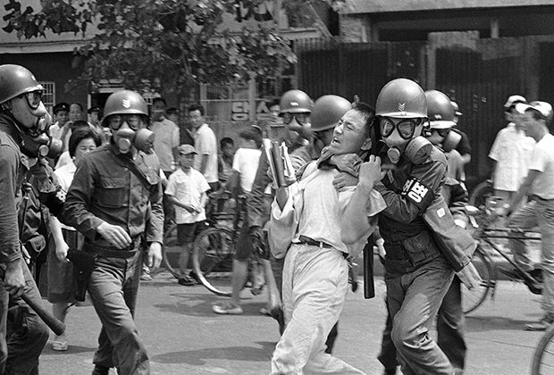 Разгон студенческой демонстрации против подписания мирного договора с Японией. Сеул, 25 августа 1965 года