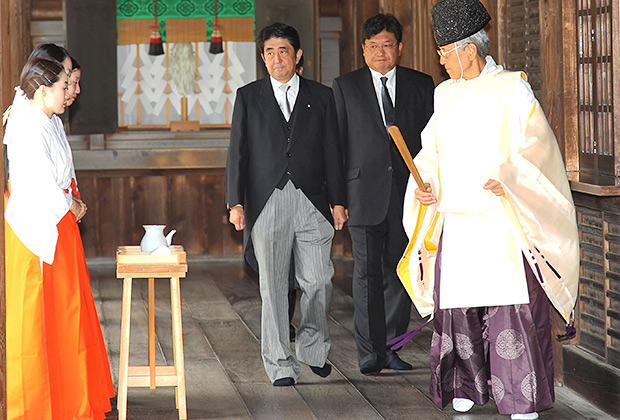 Японский премьер Синдзо Абэ в храме Ясукуни. 15 августа 2011