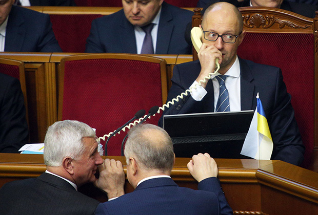 Арсений Яценюк считает кредит в три миллиарда долларов «политической взяткой» Виктору Януковичу