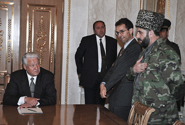 Борис Ельцин встречается с чеченской делегацией во главе с Зелимханом Яндарбиевым, 1996 год