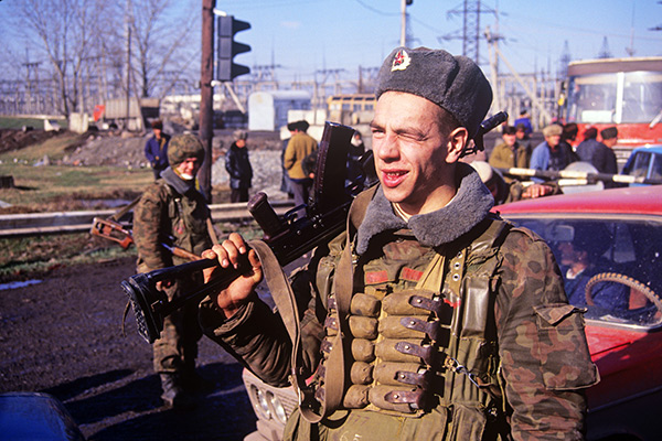 Бойцы МВД РФ в дни осетино-ингушского конфликта 1992 года