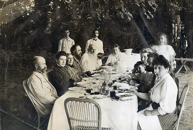 Июль 1908 года. Лев Николаевич Толстой в кругу семьи и гостей 