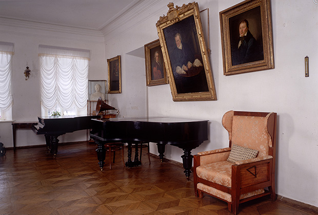 Обеденный зал в доме Льва Николаевича Толстого в Ясной Поляне