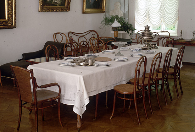 Обеденный зал в доме Льва Николаевича Толстого в Ясной Поляне  