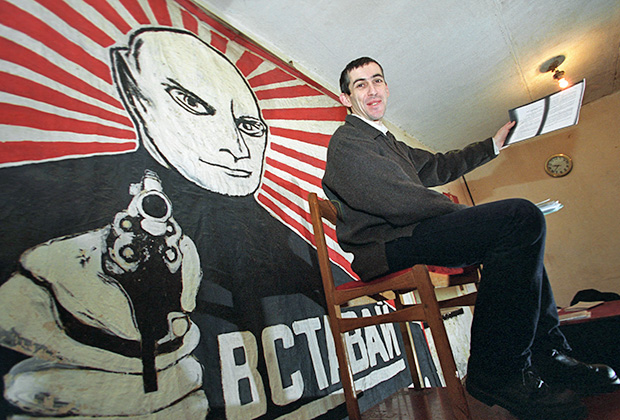 Лидер национал-большевиков Латвии и главный свидетель защиты на процессе писателя Эдуарда Лимонова Владимир Линдерман во время интервью в штаб-квартире НБП