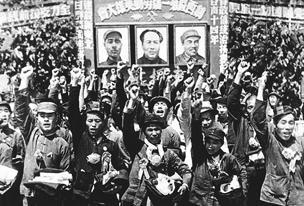 Жители китайского города Пэйпин приветствуют коммунистические войска, 1949 год