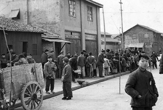 Жители китайского города Ханькоу стоят в очереди к пункту раздачи еды, 1959 год
