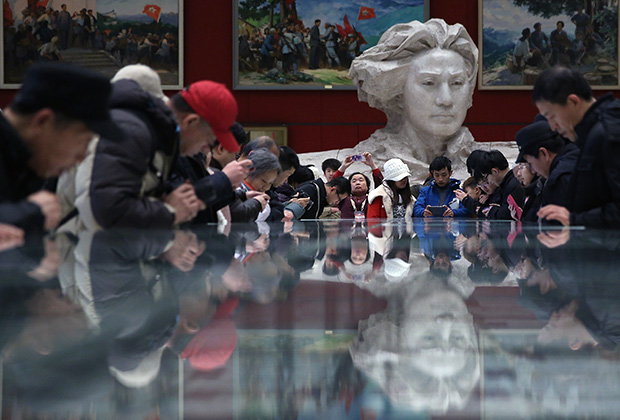 Китайцы на выставке, посвященной 120-летию Мао Цзэдуна. Пекин, 2013 год