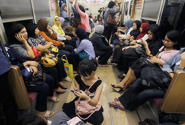 Женский вагон защищает женщин Джакарты от сексуальных домогательств пассажиров мужского пола