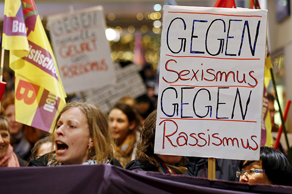 Женщины вышли на акцию протеста против насилия