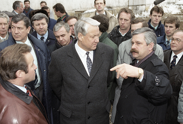 Президент России Борис Ельцин и вице-президент России Александр Руцкой на агропромышленном комплексе «Интерферма»