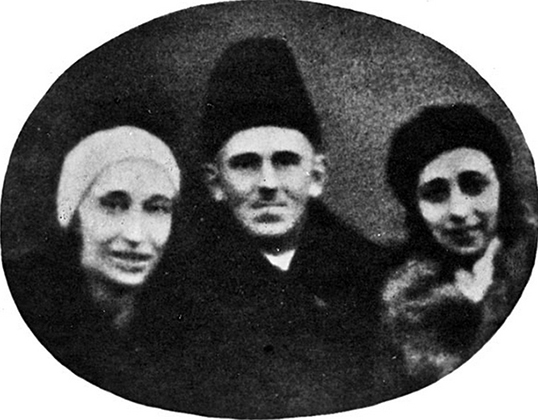 Надежда Мандельштам (слева), Осип Мандельштам, Элеонора Гурвич. Снимок уличного фотографа. 