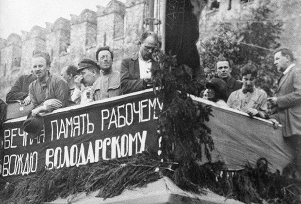Николай Иванович Бухарин на трибуне митинга, проходившего на Красной площади в дни процесса над правыми эсерами