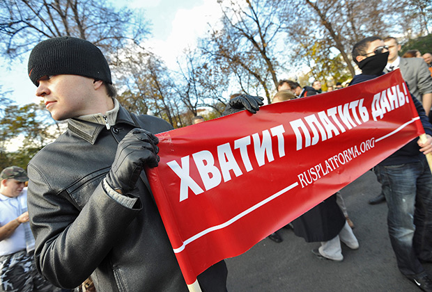 Участники митинга под лозунгом «Хватит кормить Кавказ!»