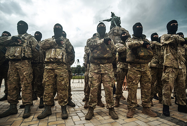 Новобранцы батальона «Азов» во время церемонии принятия присяги на Софийской площади в Киеве