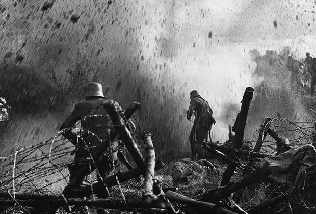 Немецкие солдаты под обстрелом французской артиллерии