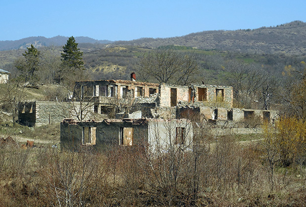 Разрушенные дома вдоль трассы