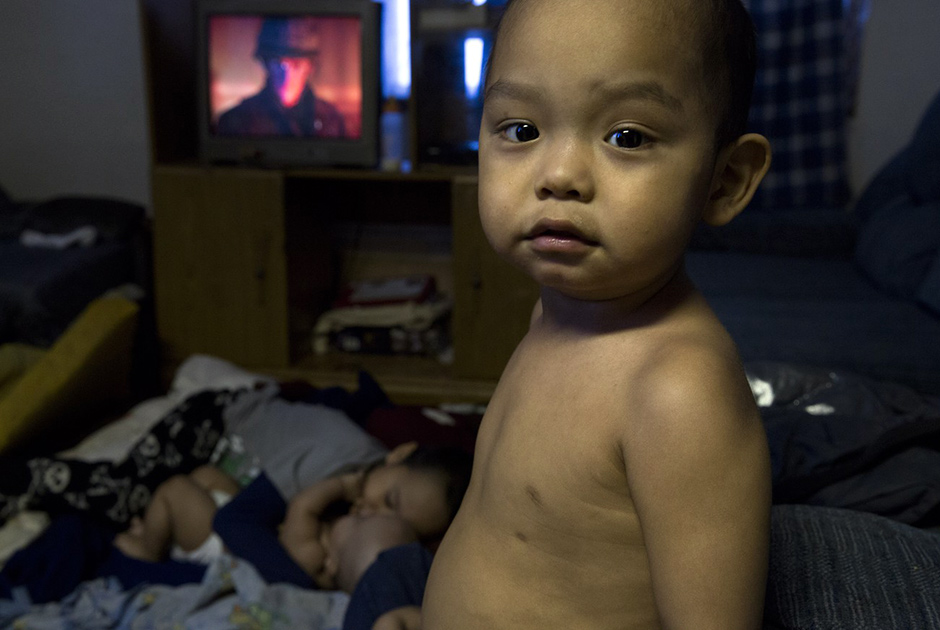Четырехлетний Риан Нинжлук и его братья спят на полу. 