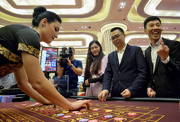 Посетители играют в рулетку во время открытия первого казино Tigre de Cristal в игорной зоне "Приморье" в бухте Муравьиная в 50 км от Владивостока.