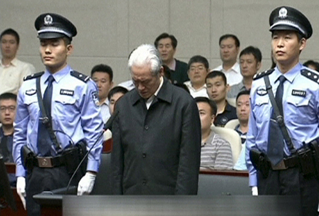 Бывший министр общественной безопасности Чжоу Юнкан в суде