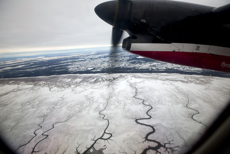 Арктические льды под крылом самолета.
