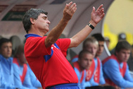 Главный тренер ЦСКА Хуанде Рамос во время матча, 2009 год