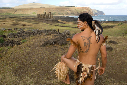 Абориген острова Пасхи в традиционной одежде